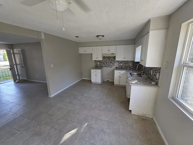 4305 Parkwood Dr — Photo 5