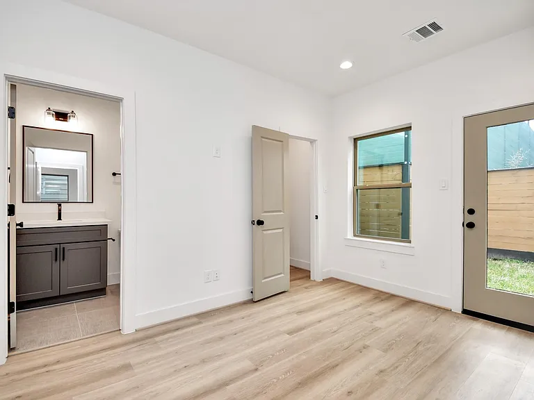 2313 Eagle St — Photo 4