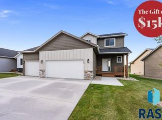 704 Creekside Ave, Harrisburg, SD 57032