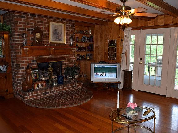 4th image of 70 Hillwood Cir