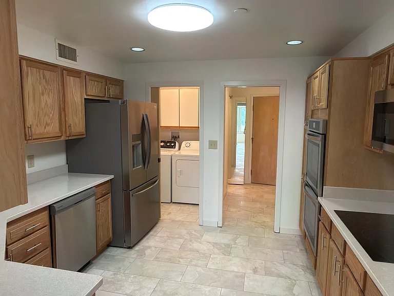 Chelsea Condos — Photo 17