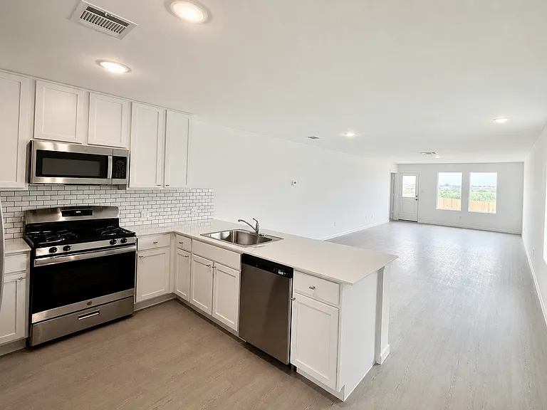3521 Hilts Trl — Photo 4