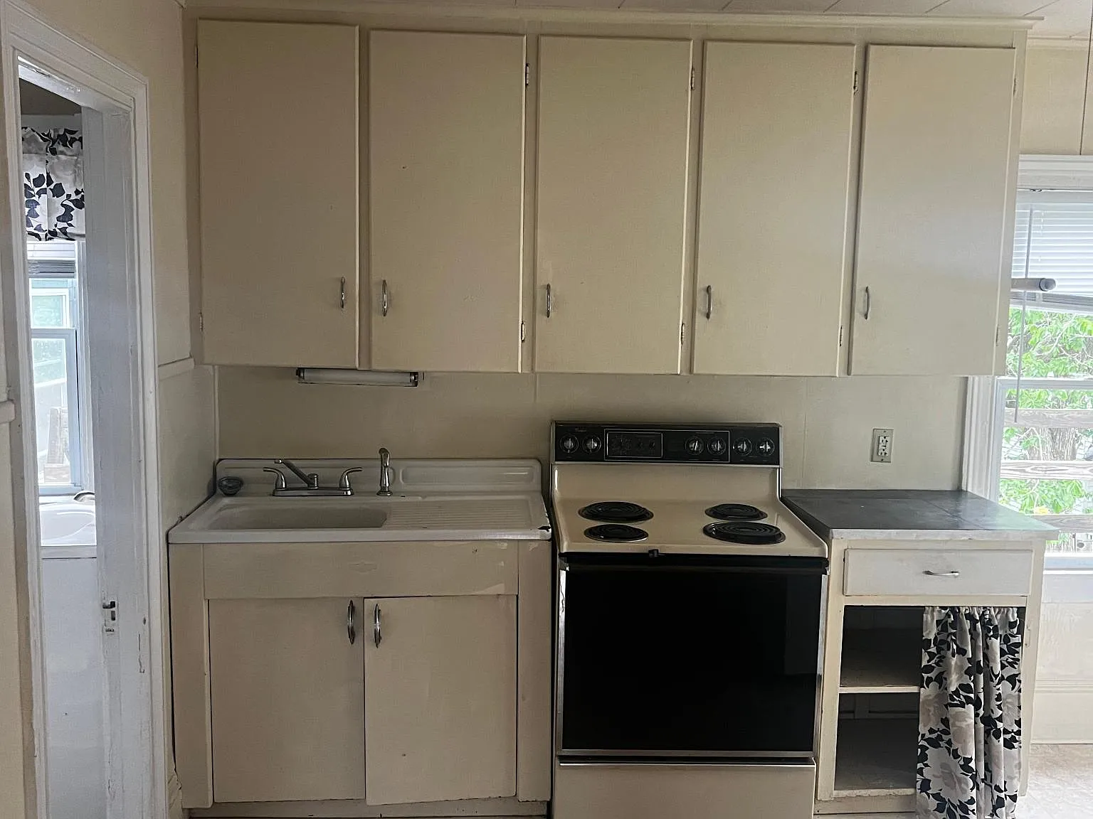 3 bed, 1200 sqft, $1,750 — Photo 1