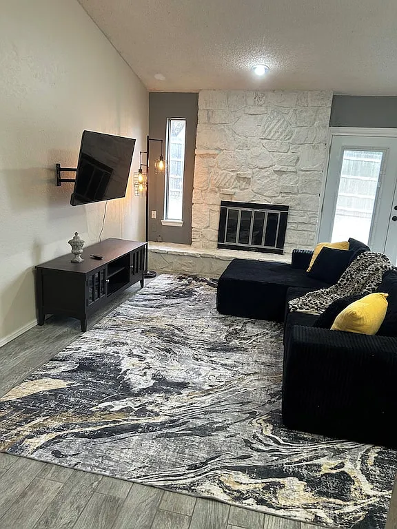 3 bed, 1405 sqft, $2,800 — Photo 3