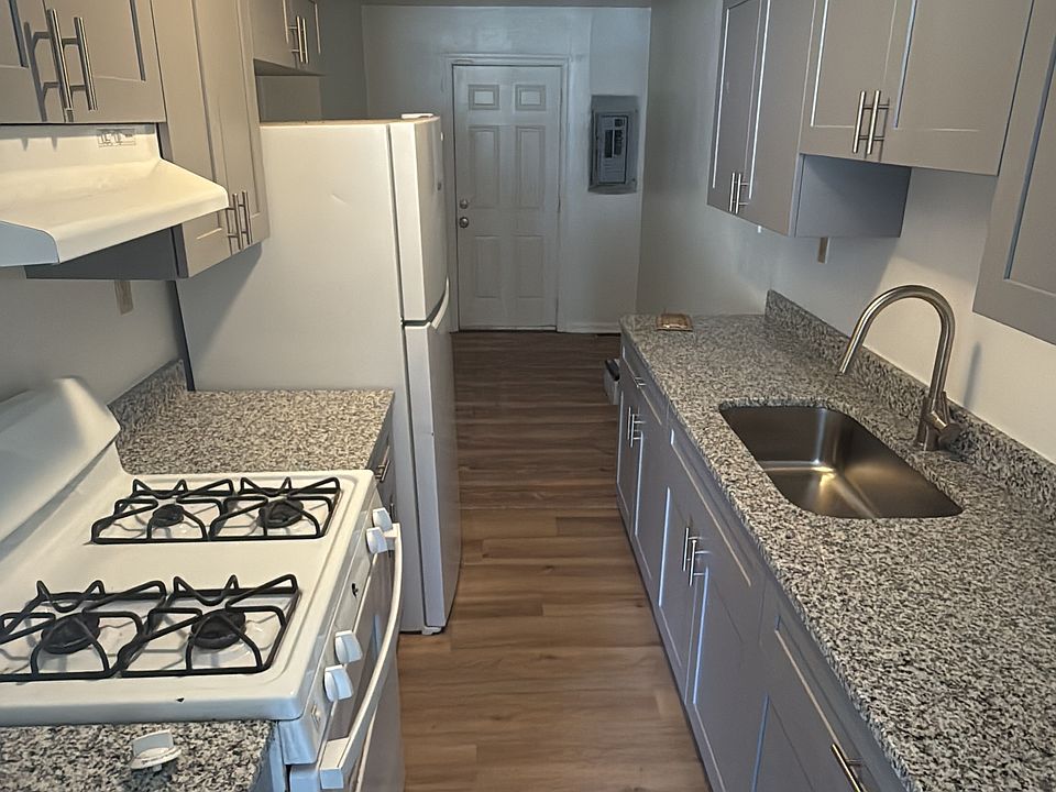 1st image of 17 Carver Cir #17