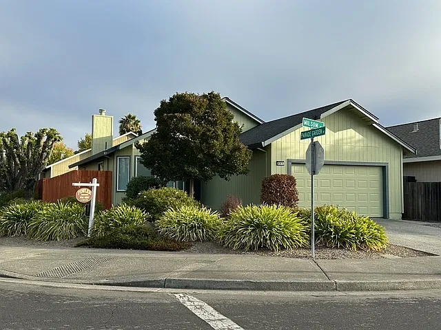 3 bed, 1300 sqft, $3,500 — Photo 1