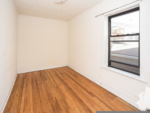 2nd image of 2612 W Gunnison St APT 2