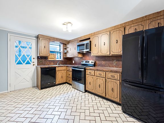 4th image of 494 Ridgefield Ter #Gf