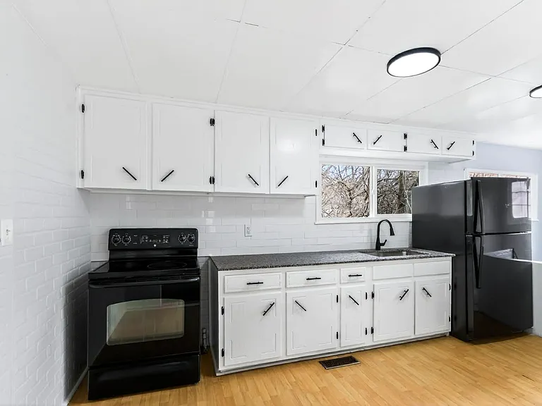 221 N Crysler Ave — Photo 10