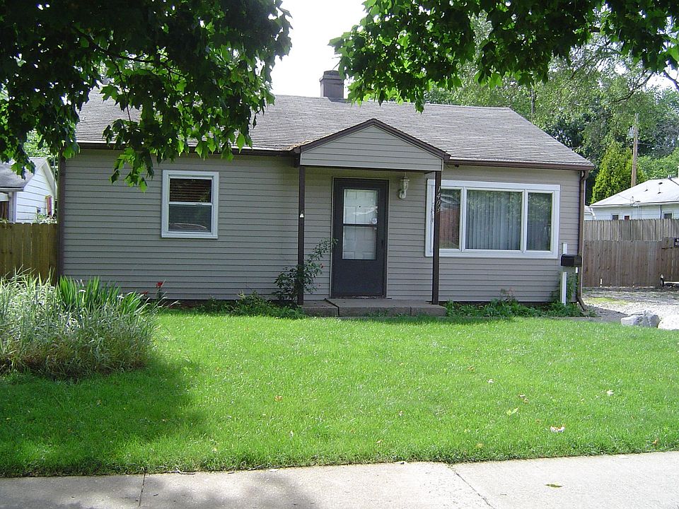 Nice 2-bedroom house with large driveway that can park up to 4 cars.