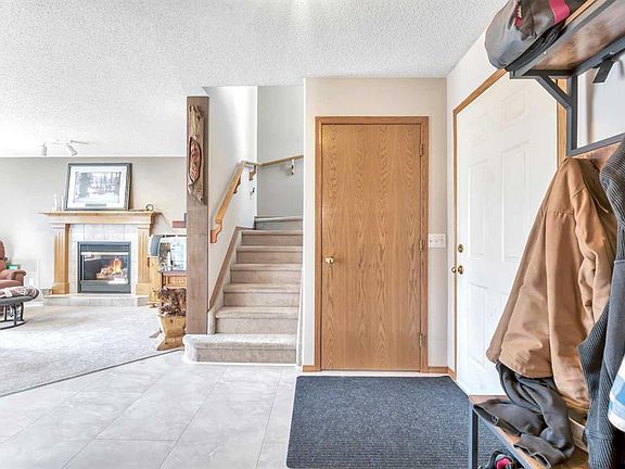 4th image of 7 E Springs Cres SE
