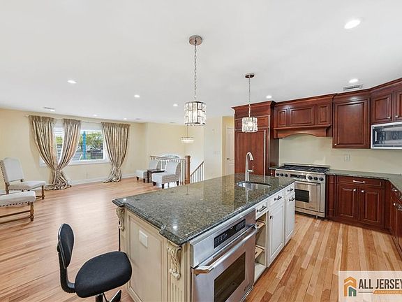 4th image of 1084 Stelton Rd