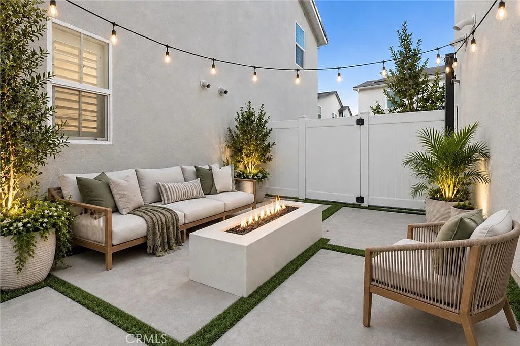 3 bed, 2.5 bath, 1889 sqft, $5,400 — Photo 1