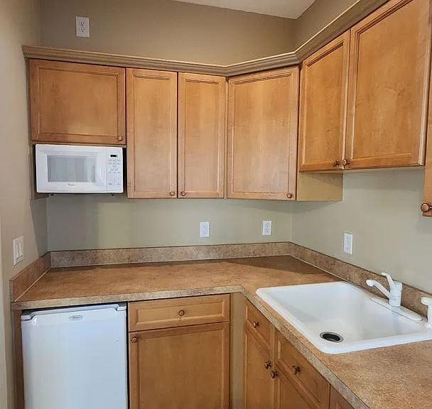 654 South Loop Pkwy — Photo 31