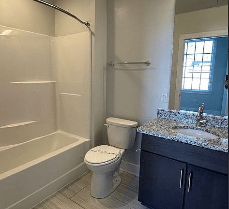 5th image of 3003 Parkwood Ave #L103
