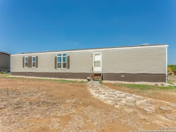 321 Persimmon Dr, Pleasanton, TX 78064