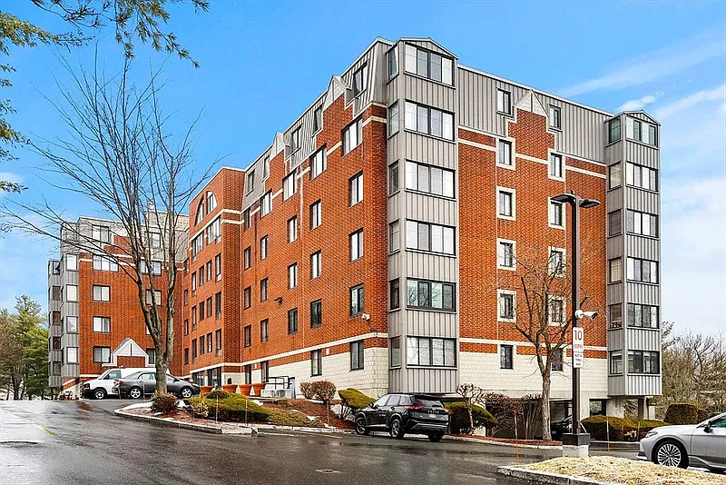 1 bed, 1.0 bath, 729 sqft, $1,620 — Photo 1