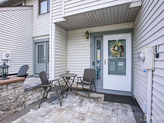 2nd image of 18 Lexington Cir