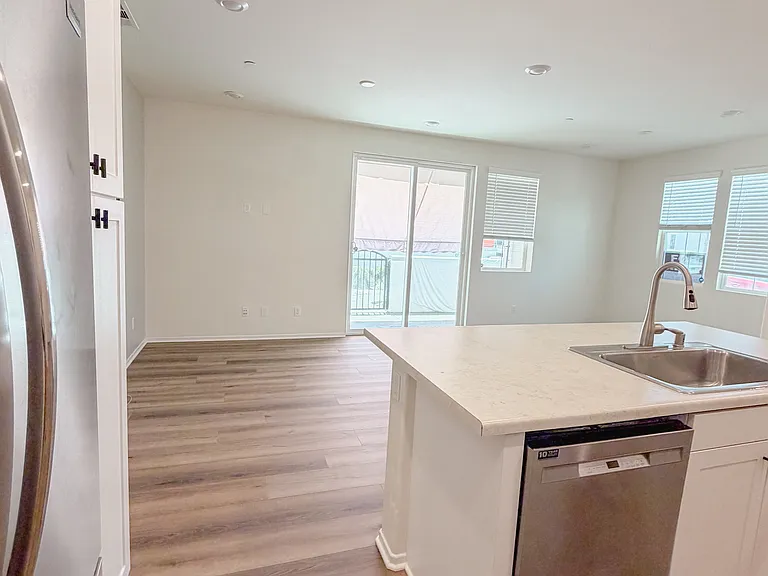 30422 Town Square Dr — Photo 7