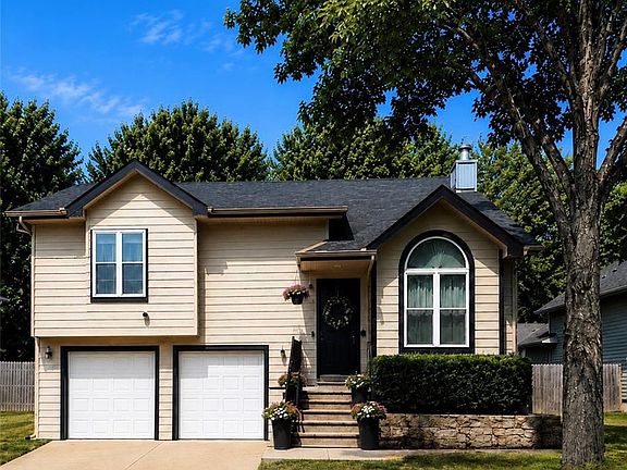 2nd image of 122 Oakbrook Ct