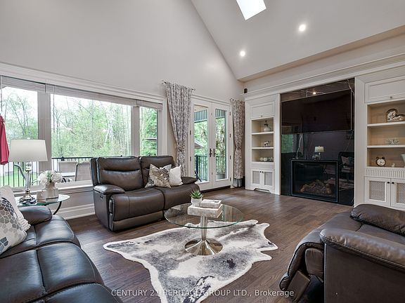 3rd image of 1894 Simcoe Blvd