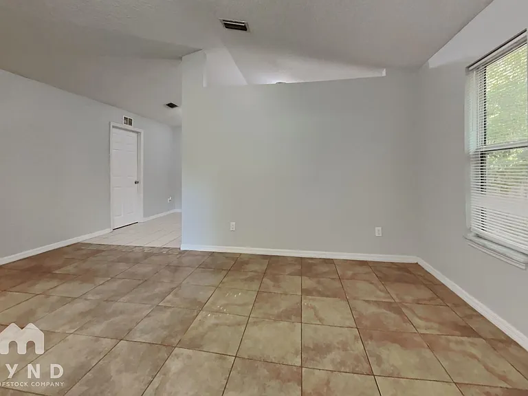 824 Helen St — Photo 5