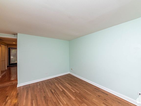2nd image of 1827 W Oakdale Ave #D1