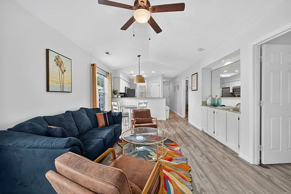 2 bed, 894 sqft, $1,575 — Photo 2