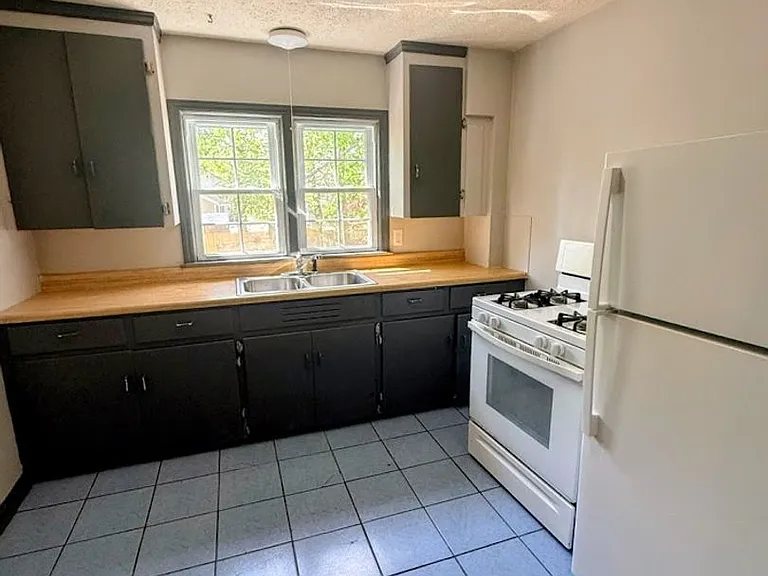 560 Schiller Ave — Photo 6