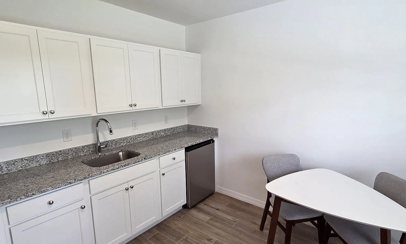 1 bed, 450 sqft, $1,300 — Photo 1