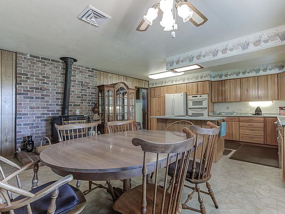 3rd image of 803 Helweg Ct