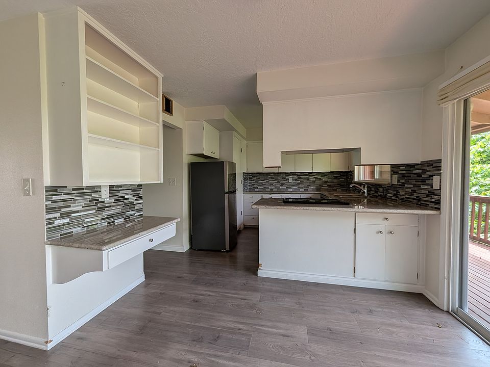 1st image of 410 NE Province Dr #410