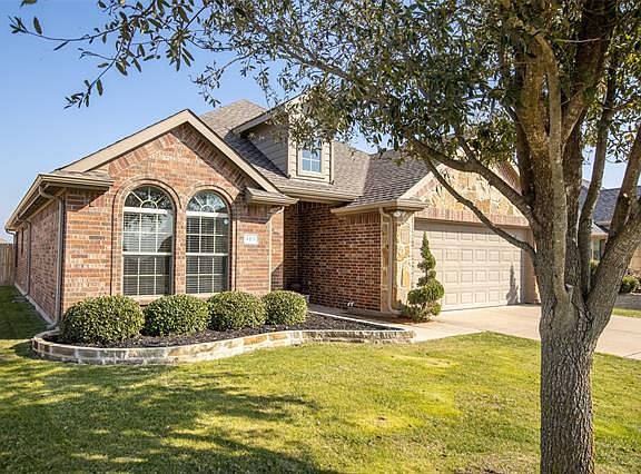 2nd image of 105 Lacy Oak Ln