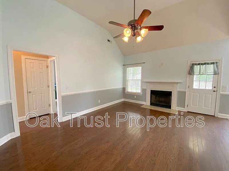 3 bed, 2.0 bath, 1448 sqft, $2,200 — Photo 2