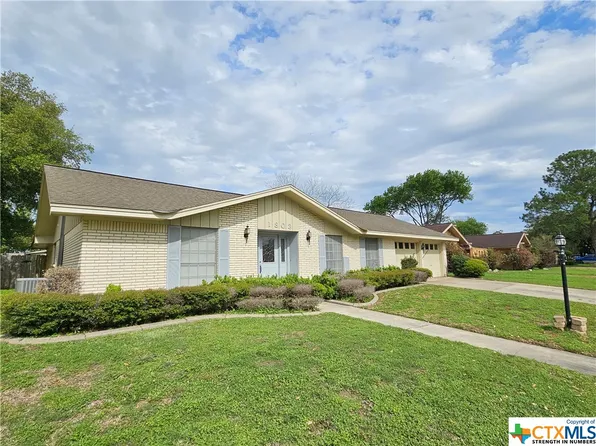 1803 Plantation Rd, Victoria, TX 77904
