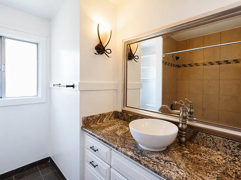 719 Esther Way — Photo 21