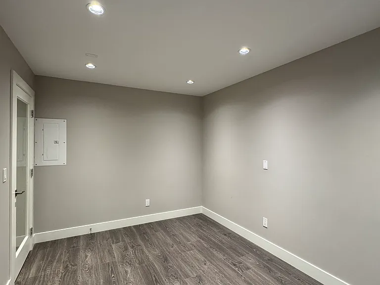 6739 Humphries Ave #BASEMENT — Photo 11