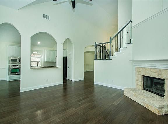 4th image of 359 Benton Ave
