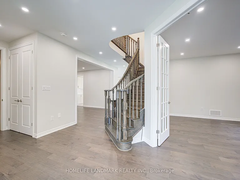 18 Kenneth Ross Bnd — Photo 9