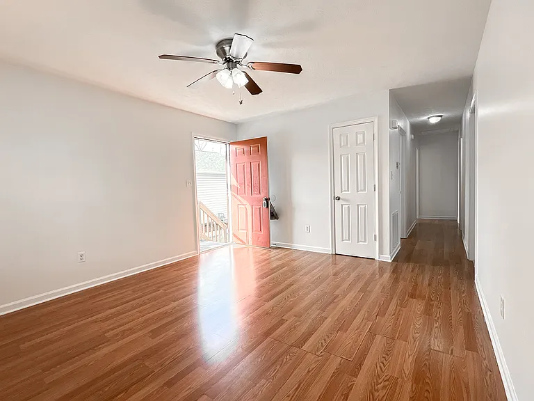 1451 N Delphine Ave — Photo 8
