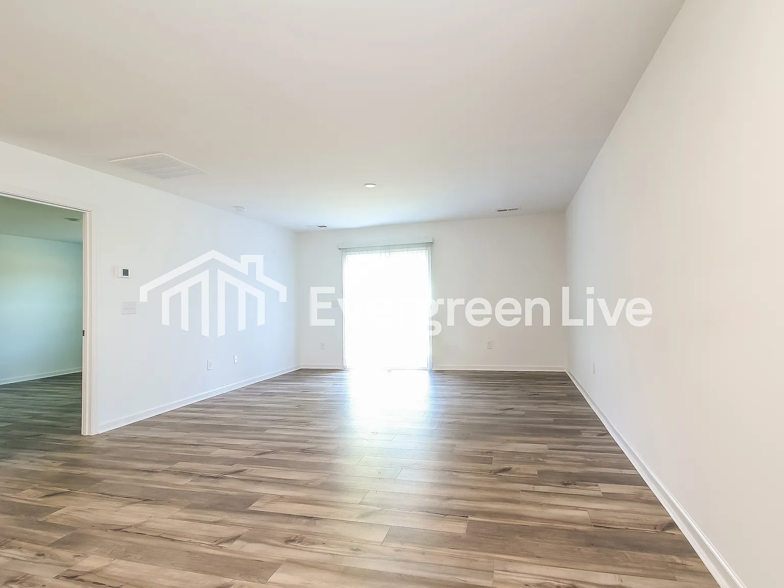5 bed, 2.5 bath, 2306 sqft, $1,995 — Photo 4