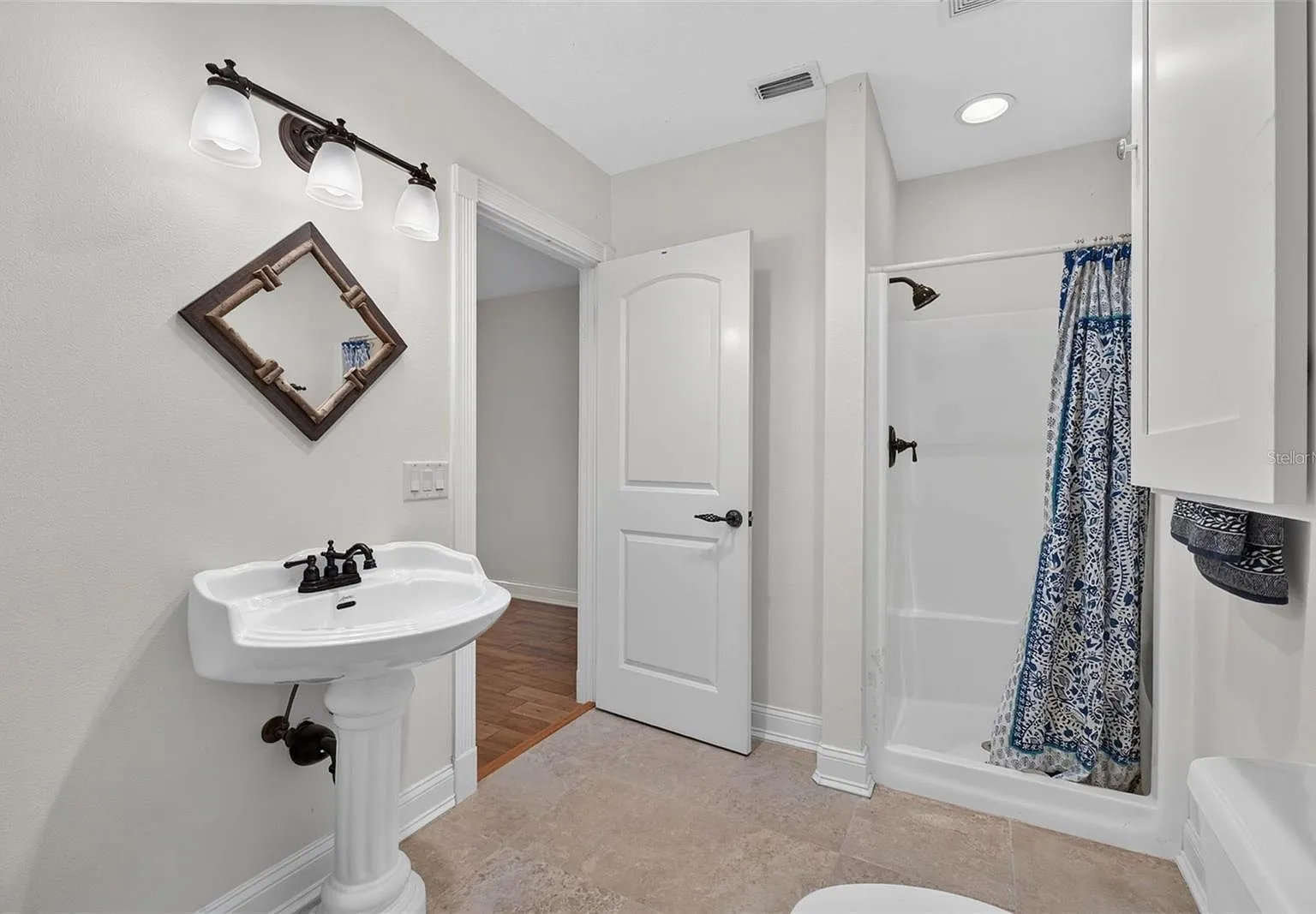 1 bed, 900 sqft, $1,300 — Photo 4