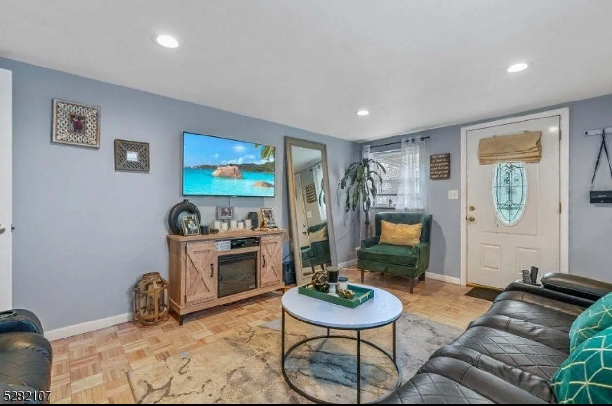 2 bed, 1000 sqft, $2,200 — Photo 2