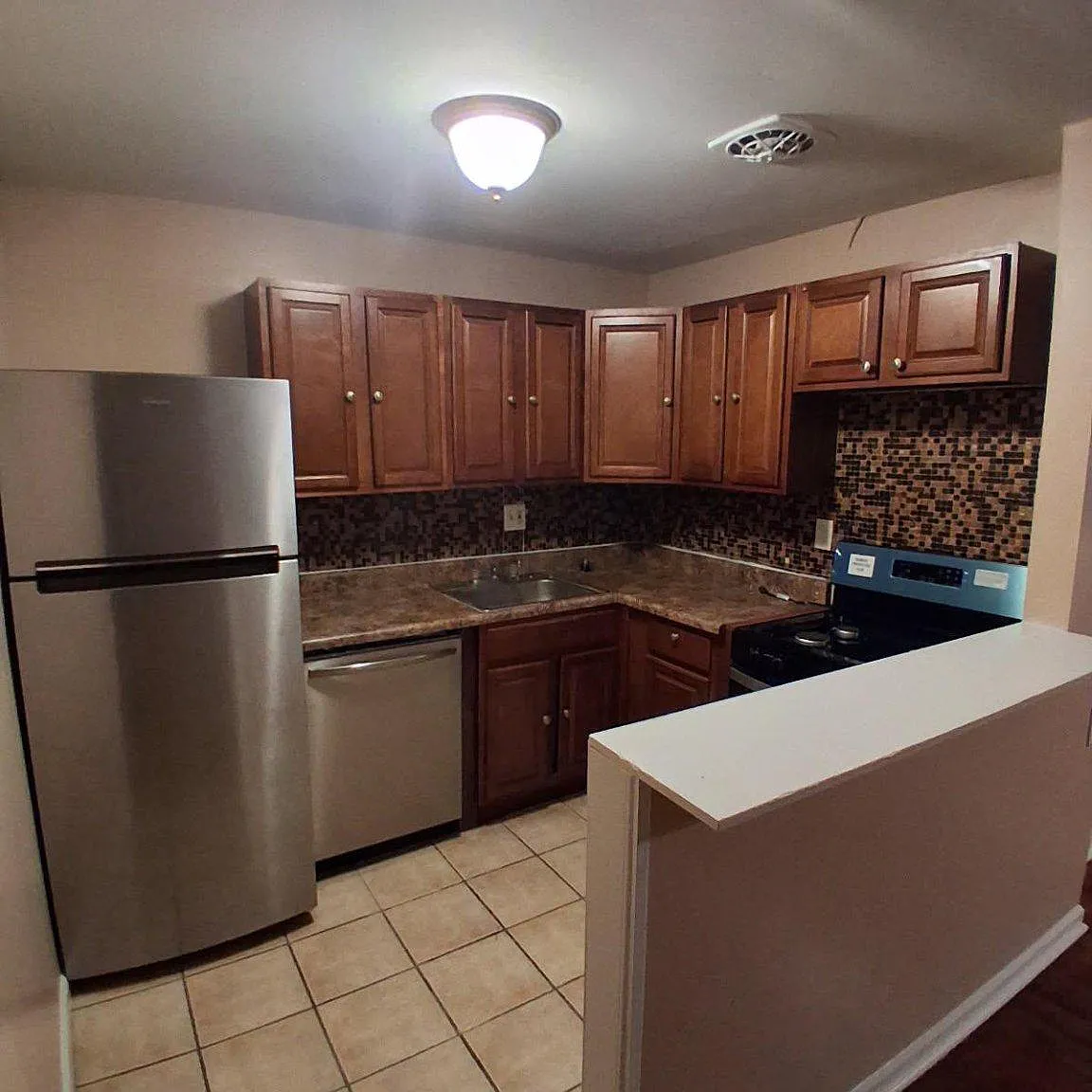 2 bed, 1.0 bath, 1720 sqft, $1,400 — Photo 3