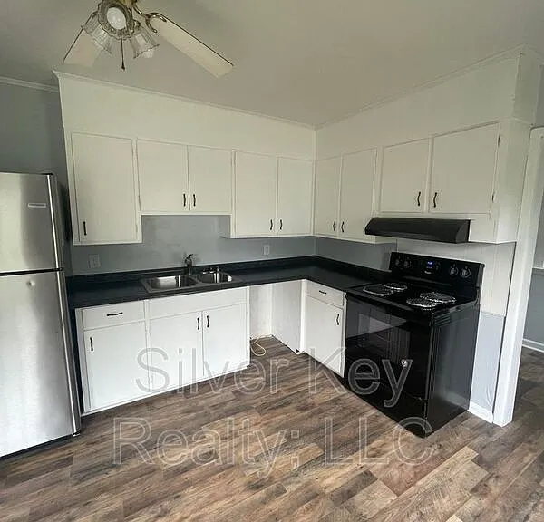 914 E Madison Ave — Photo 13