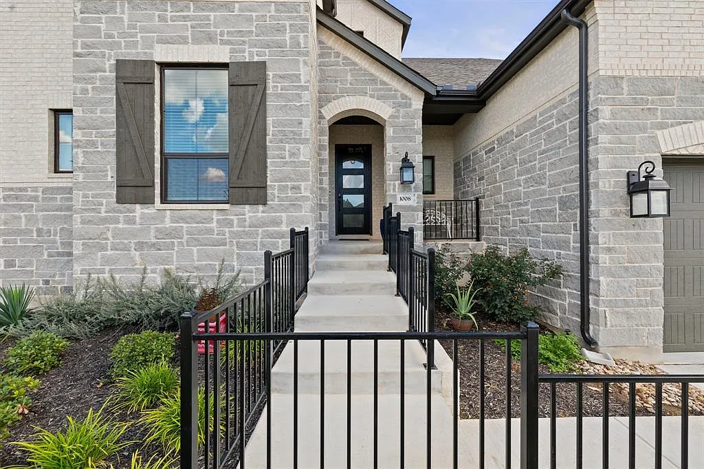 5 bed, 3727 sqft, $3,700 — Photo 3