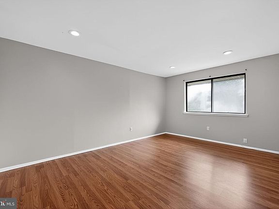 3rd image of 358 Saybrook Ln