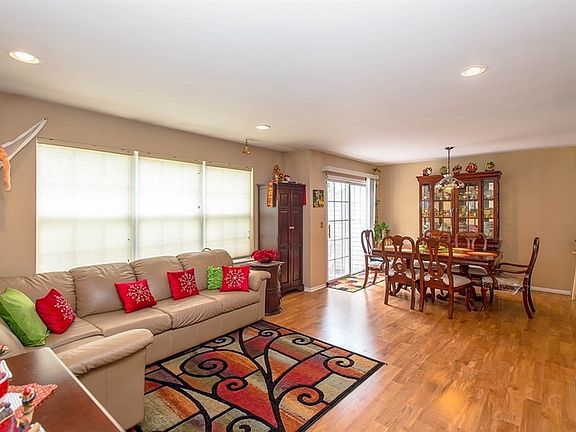 Living Room
						:
						Open & airy