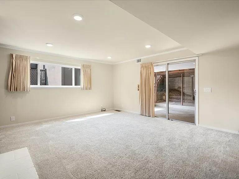 2209 Thurm Ave — Photo 14