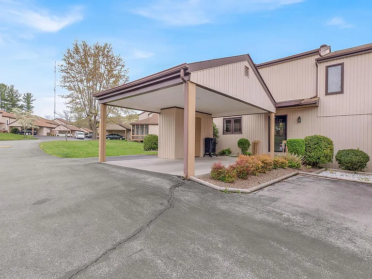 1060 Pebble Dr — Photo 2